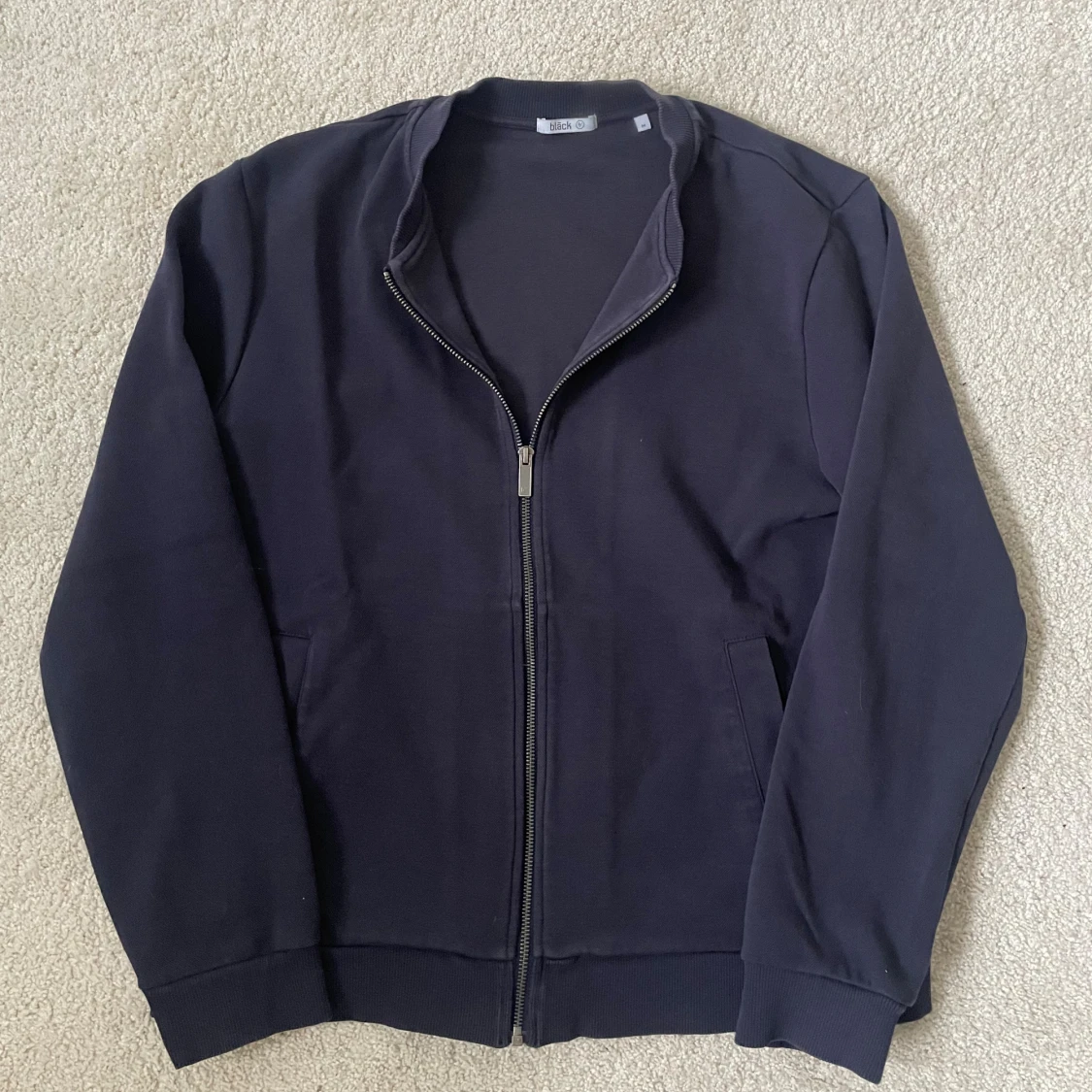 Svart zipjacka från Bläck, storlek M