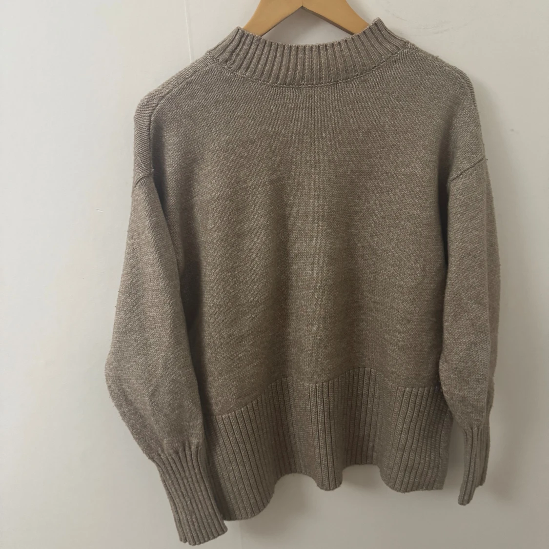 Beige stickad tröja med ribbade detaljer - 1