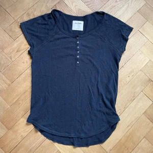 Mörkblå topp Abercrombie  - Mörkblå söt topp från Abercrombie, ganska tung tyg🌸🐭 står L men skulle säga mer S❣️❣️