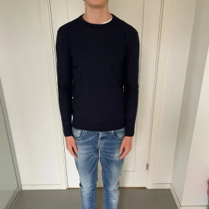 John Henric tröja  - Säljer nu denna mörkblåa John Henric tröja som är riktigt bra skick, skriv för fler bilder/frågor🙌🏼