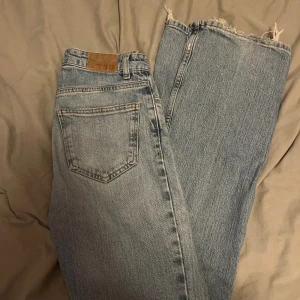 Snygga blåa jeans från Gina  - Snygga blåa jeans från gina men lite bootcut. Slitning på knät och en liten slitning upp till. 