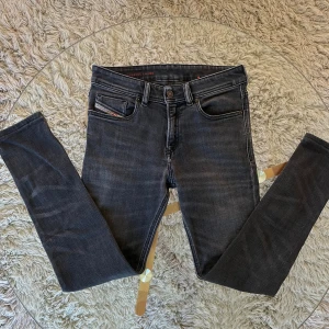 Disel Jeans Slimfit - Säljer ett par snygga jeans från Disel i en slim fit modell | Stlk 28/30 (Sitter lite bredare, cirka 36cm i midjan) Inga defekter eller skavanker överhuvudtaget.                                      Nypris: 2199 | Mitt pris: 349kr.                        Hör av dig vid frågor! Mvh, Oskar👌