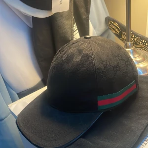  Gucci keps svart  - Säljer en svart keps som jag köpt förra året. Använd fåtal gånger finns tyvärr inge låda eller kvitto men kepsen är i bästa skick  