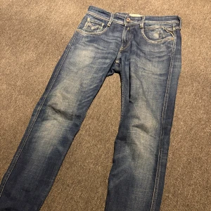 Replay anbass  - Replay anbass jeans i färgen blå. Skick:8/10. Storlek:29,30. Hör av er vid fler frågor!!