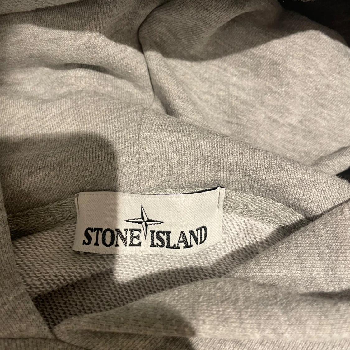 Grå hoodie från Stone Island - 4