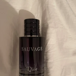 Dior Sauvage herrparfym - Stilren och populär herrparfym från Dior. Perfekt för dig som vill sticka ut med en modern och självsäker känsla. Flaskan har en elegant design och passar perfekt i samlingen.