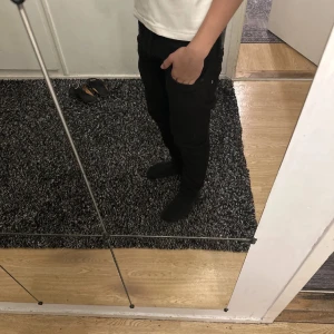 Replay Anbass Jeans - Stilrena svarta Replay Anbass jeans i storlek 31/32. Passar för en everyday look! Nytt skick och priser kan diskuteras