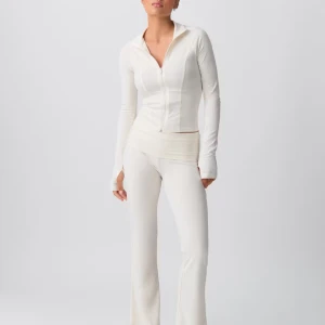 Beige bootcut byxor från Gina Tricot XS - Snygga beige byxor från Gina Tricot i storlek XS. De har en bootcut passform och är tillverkade av mjukt material med modal, bomull och elastan som ger skön stretch. Perfekta för en clean och enkel look, passar till sneakers eller boots. Follen nertill är uppsprättad för att byxorna ska kännas lite längre.