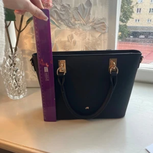 Handväska - Supergullig liten väska köpt på Zalando, knappt använd