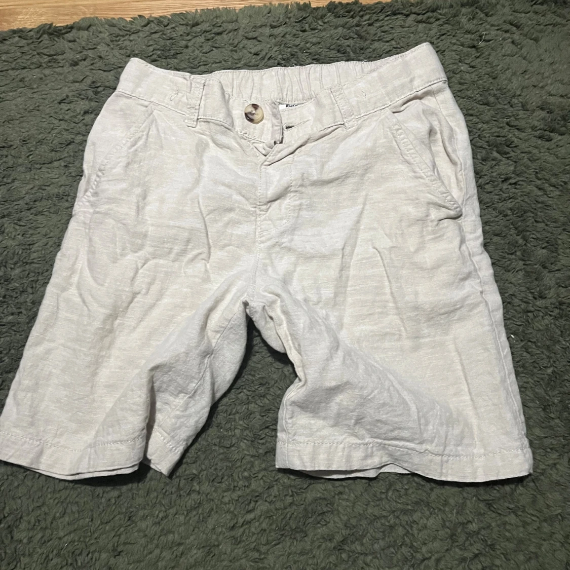 Beige linne-shorts med knapp - 1