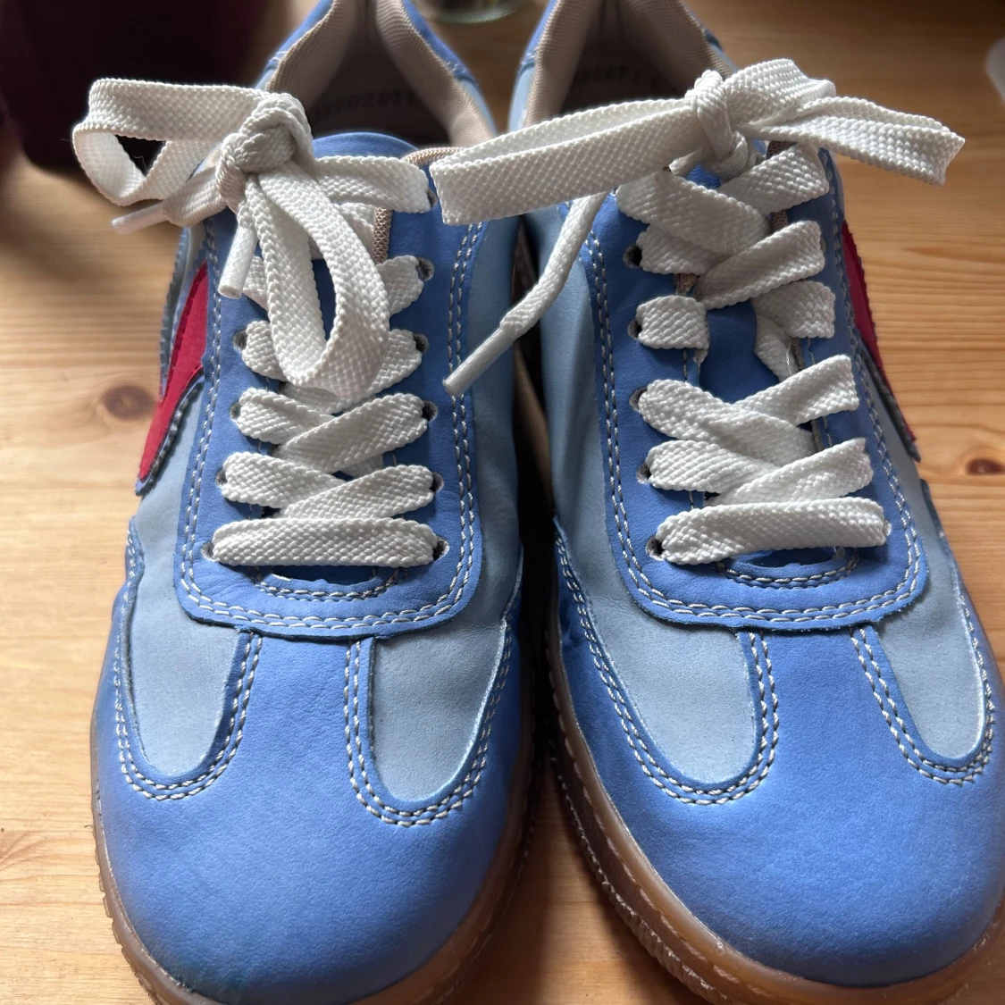 Blå sneakers från Rieker med röd detalj - 1