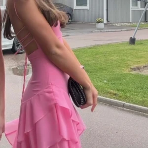 Balklänning🤍 - Balklänning ifrån that so fetch använd en gång🤍 Slutsåld, köpt för runt 1100 kr då jag betala tull mm. Den är inlämnad då jag sytt upp den och passar mig som är 170cm. Passar mig som är XS-S  pris kan diskuteras vid snabb försäljning!!