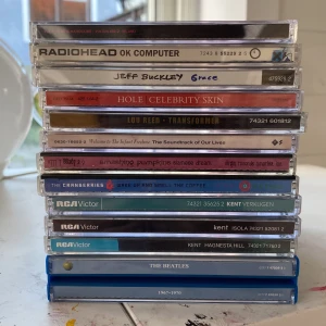 CD:s - En massa olika cd skivor, bland annat radiohead och jeff buckley. 70kr/skiva och 250 för alla!