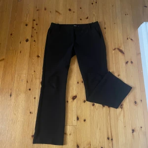 Svarta kostymbyxor ”Vera” - Jättesnygga kostymbyxor från bikbok i deras populära modell ”Vera”. Låg midja och utsvängda ben, köpta här på vinted men tyvärr för stora för mig💗 Nypris 500kr men lite noppriga så säljer till ett bra pris, skriv för fler bilder.