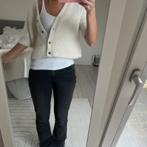 Kofta &other stories - Säljer min vita kofta ifrån &other stories som inte säljs längre! Så mjuk i materialet❤️
