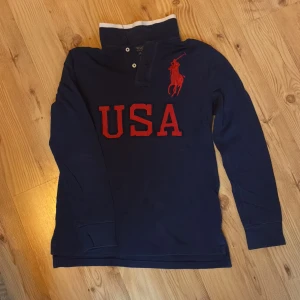 Långärmad Ralph Lauren Piké - Säljer denna långärmade Polo Ralph Lauren Pikéen. Bra skick och ett stiligt val inför hösten. Priset kan ändras beronde på intresse. Kolla gärna mina andra produkter. Nypris 1500:-