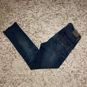 Nudie jeans lean dean slim straight herr w31 - Nudie jeans modell Lean Deani storlek 31/32. Skön wash och uppsträttade i benslutet, inget som märks. Mycket bra skick utan defekter. Nypris runt 1599kr. Bild kan skickas med jeansen på. Postas antigen samma dag som köp eller dagen därpå🙌💯