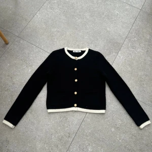 Svart kofta från Zara med guldknappar - Jättefin kofta från Zara i storlek M. Koftan är i jättebra skick.