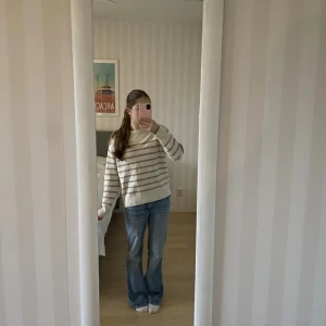 Randig Tröja från Uniqlo - Säljer denna söta randiga tröja från uniqlo🤎 Inte riktigt säker på storleken men den passar mig och jag har oftasts runt xs/s i tröjor!🤎