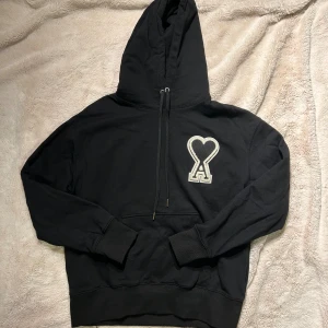Svart hoodie från Ami Paris med hjärtdetalj - Svart hoodie från Ami Paris i storlek M.                  ✅Skriv för frågor, mått eller mer bilder✅