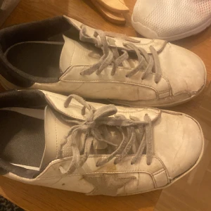 Golden goosse  - Hej säljer min golden goose. Inte jätte bra skick kanske 5-10 men har fortfarande mycket att ge storlek 42/43. Priset går att pruta. Möta inte och inga Returer 