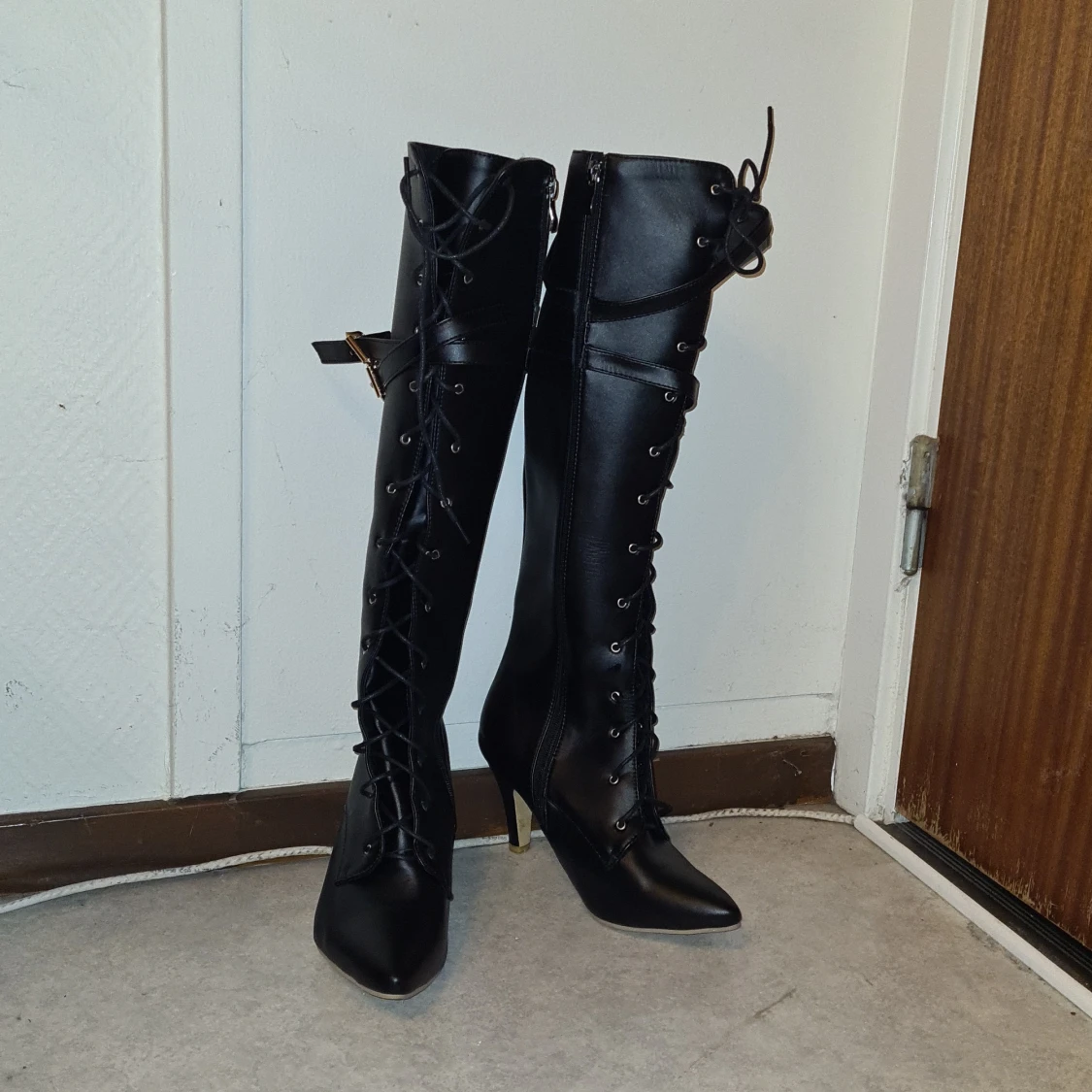 Svarta höga stövlar med snörning - 1