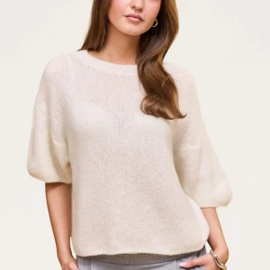 Ljus stickad tröja från Feeling Friday - Superfin lite krämvit tröja ifrån feeling friday, köptes för 670kr den är one size men passar mig jätte bra som brukar ha xs-s men skulle säga att den passar det mesta verkligen perfekt nu till hösten!❤️