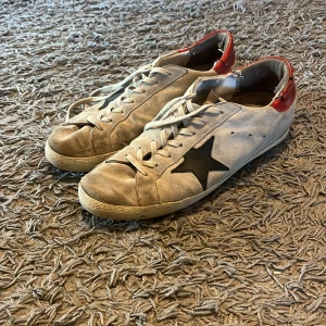 Golden Goose - Gråa/beiga golden goose med några slitnkngar bak och under. Men inget men tänker på vid andvändning och de är fullt fungerande och sköna. Mjuk och varm insida.  Tveka inte att höra av dig frågor eller fler bilder!