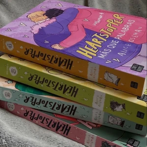 Heartstopper böcker❤️ - (Inte mina bilder) kan skicka bilder på mina ifall det behövs men är för lat för att gå upp och ta bild på alla 🥹 Säljer dom antingen alla 4 tillsammans för 150kr eller 50kr per bok!💕 