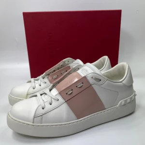 Valentino skor(nya) - Hej! Säljer nu dessa sjukt snygga valentino skor. Skorna är i toppskick! Nästan nya. Har begränsat antal boxar och dustbag. Hör av dig vid frågor. 