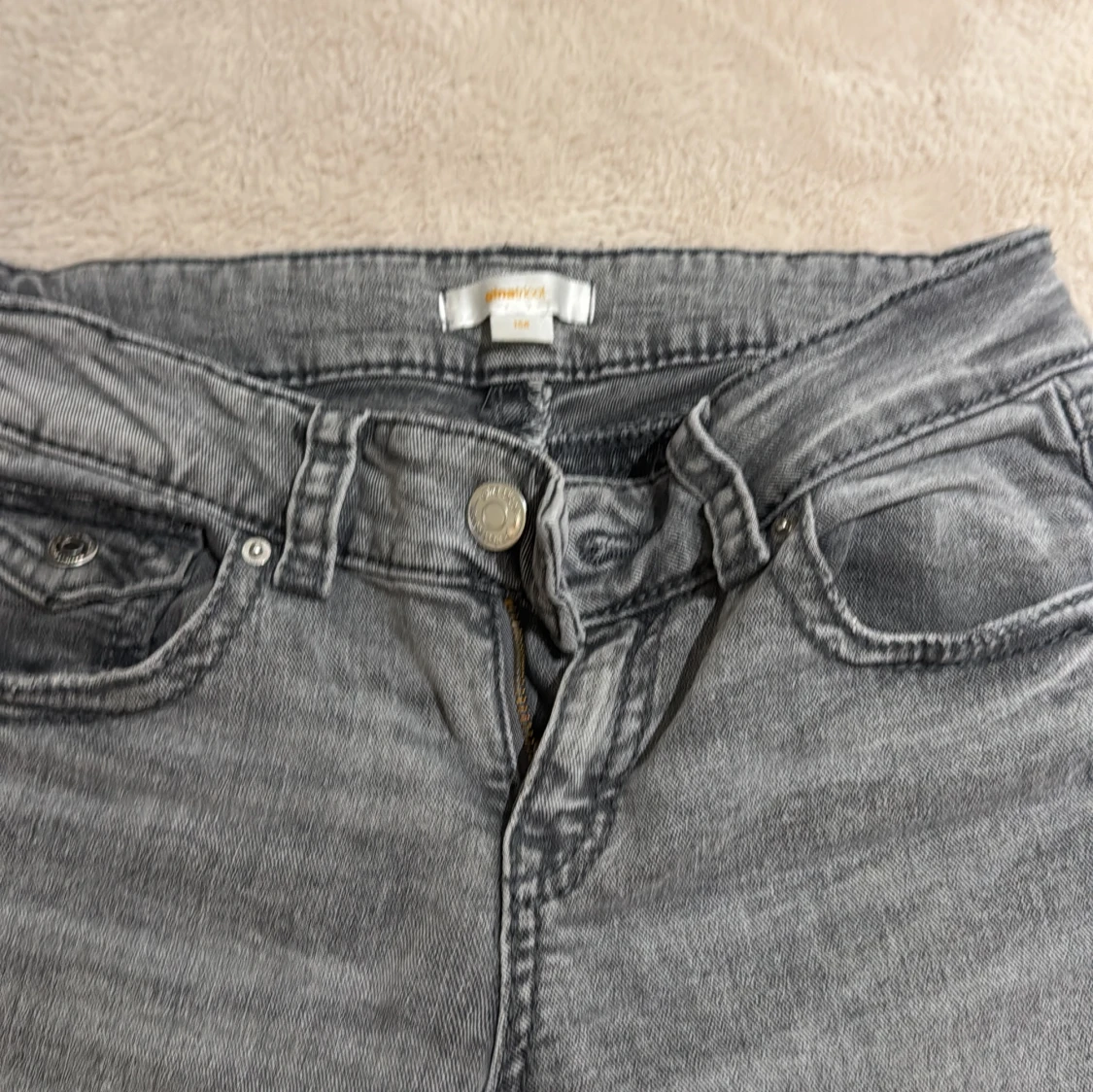 Grå bootcut jeans från Gina Tricot - 3