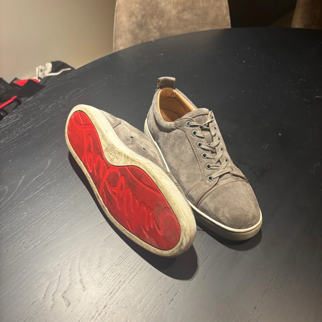 Grå mockasneakers med röd sula - 2