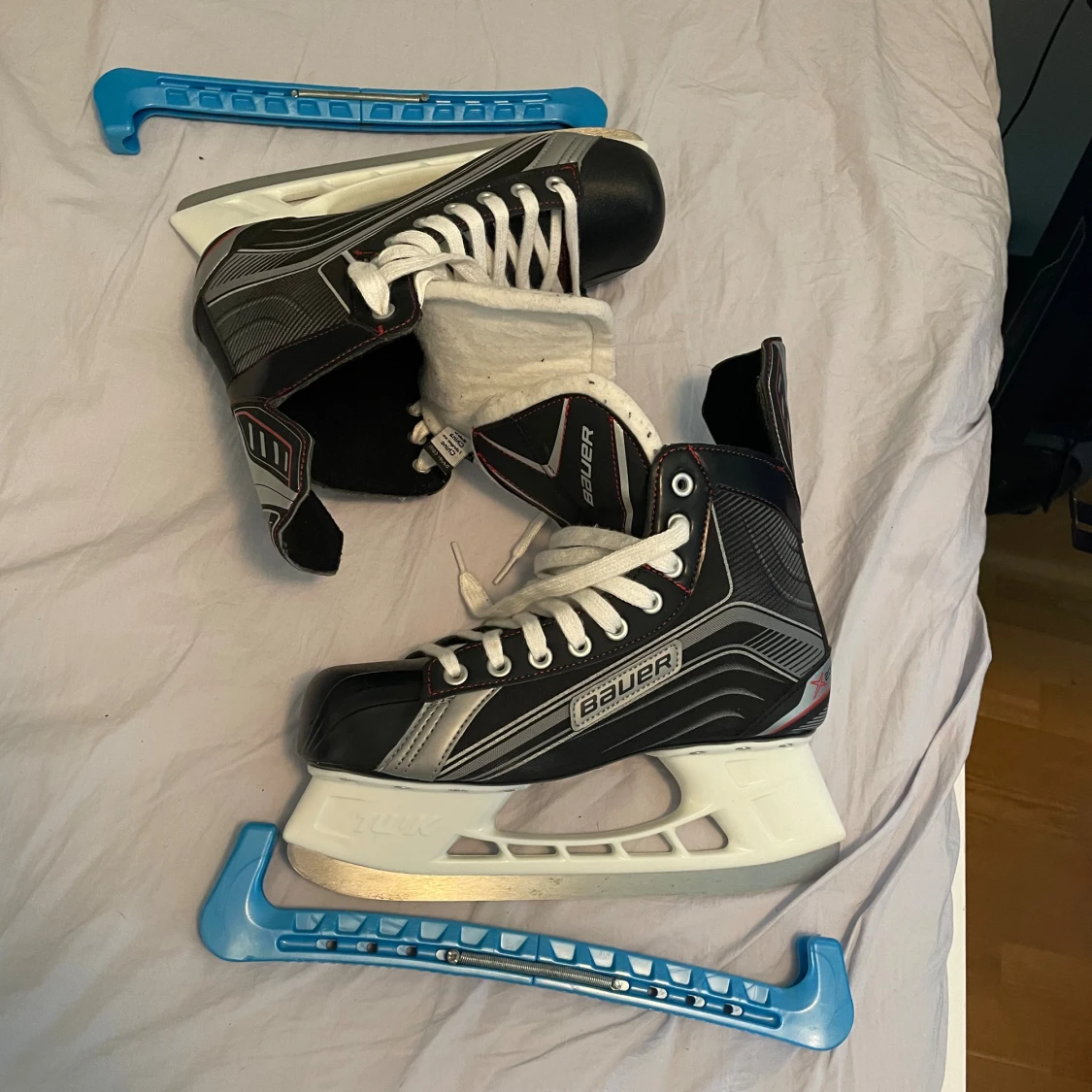 Bauer skridskor & CCM hockeyhjälm med SkatePro väska