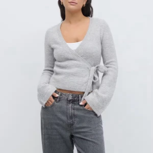 Stickad tröja Gina - Jättefin kofta från Gina. Använder inte då jag inte gillar materialet. Aldrig använd knitted wrap cardigan