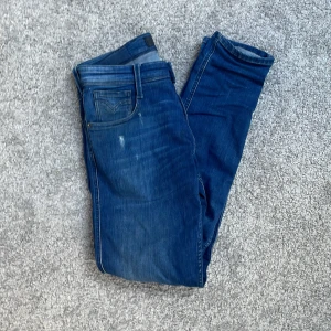 Blå skinny jeans från Replay - Snygga blå jeans från Replay med klassisk femficksdesign och Replay-logga på myntfickan. Jeansen har skinny passform, normal midja och är tillverkade i stretchigt denim för extra komfort. Perfekta för dig som gillar en smal siluett och stilren look.