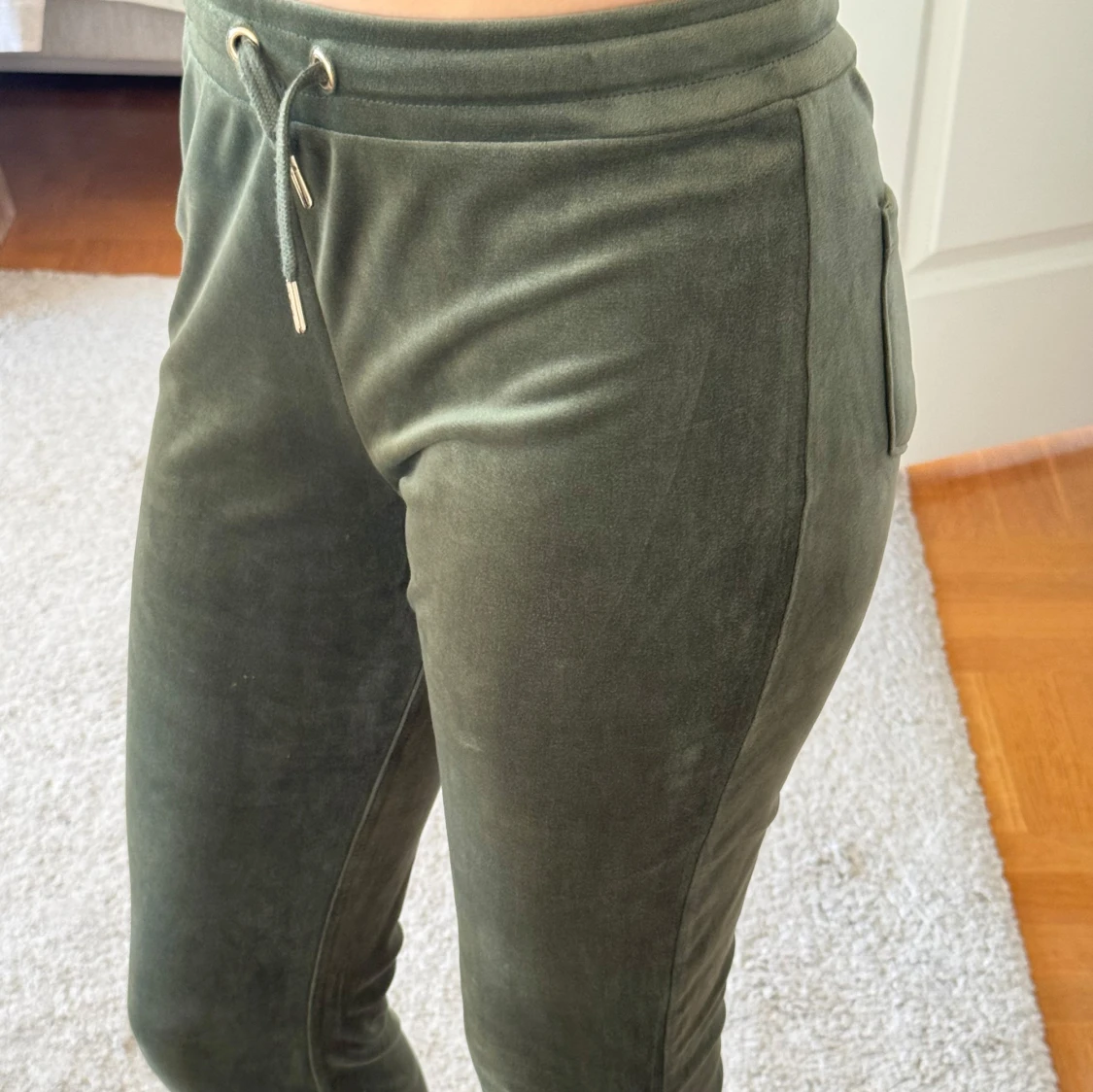 Olivgröna mjukisbyxor med snörning - 1