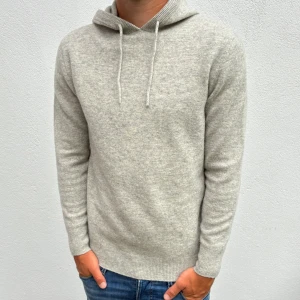 Kashmir/Merino hoodie - Ljusgrå Kashmir/Merino hoodie | Storlek S | Modellen är 177cm | Bara testad, därför nyskick utan defekter | Hör av dig vid frågor🌟