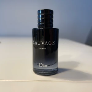 Dior Sauvage Parfum mini bottle 10 ml - Dior Sauvage Parfum En ikonisk och kraftfull doft som andas frihet och styrka. Fräscha citrusnoter möter djup vanilj och rökiga accenter för en elegant men rå karaktär. En parfym som gör dig självsäker och outtröttligt attraktiv. OBS MINI FLASKA BARA 10 ML