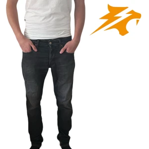 Replay Grover Jeans - Svarta Replay Grover jeans med straight fit och klassisk femficksdesign. Jeansen har knäppning framtill och är tillverkade i slitstarkt jeanstyg. Snyggt Replay-märke bak i midjan och diskreta detaljer. Perfekta för dig som gillar en rak och tidlös look.•Storlek -> W29 L30                                          