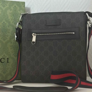 Messenger Bag - En helt ny väska som aldrig är använd, därför är skicket 10/10. Väskans längd är justerbar. Box följer med när man köper. Självklart går priset att diskuteras och om du har några frågor eller om du vill ha bild på något mer så är det bara att skriva.