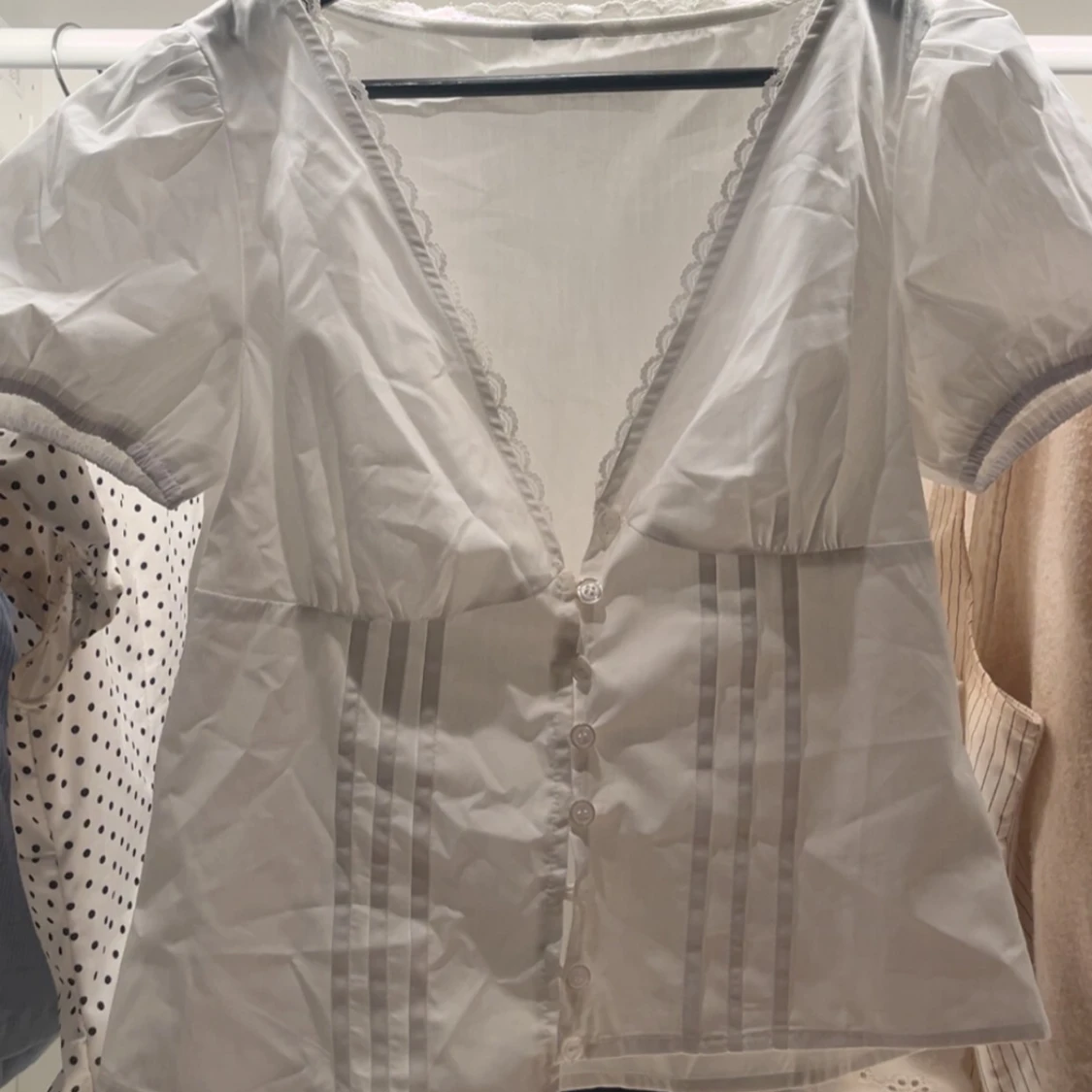 Vit blus med spets och knappar