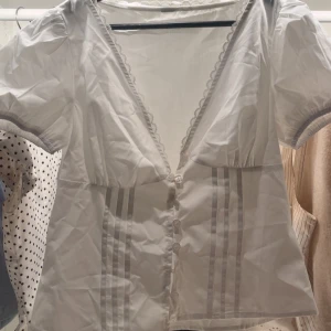 Vit blus med spets och knappar - Söt vitt topp/blus! Tror det är storlek S!