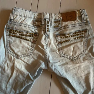 Y2k jeans - Ascoola jeans med nitar och slitningar! Storlek 25, De är väldigt lågmidjade och straight leg🩵pris kan diskuteras o skriv för fler bilder!