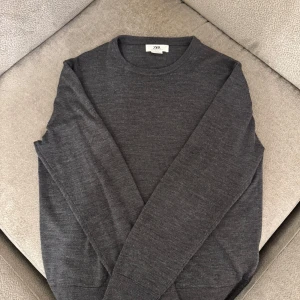 Ulltröja från Zara - En grå ulltröja från Zara i grå färg. Den är liten i storlek, jag är 180 och den sitter bra på mig.