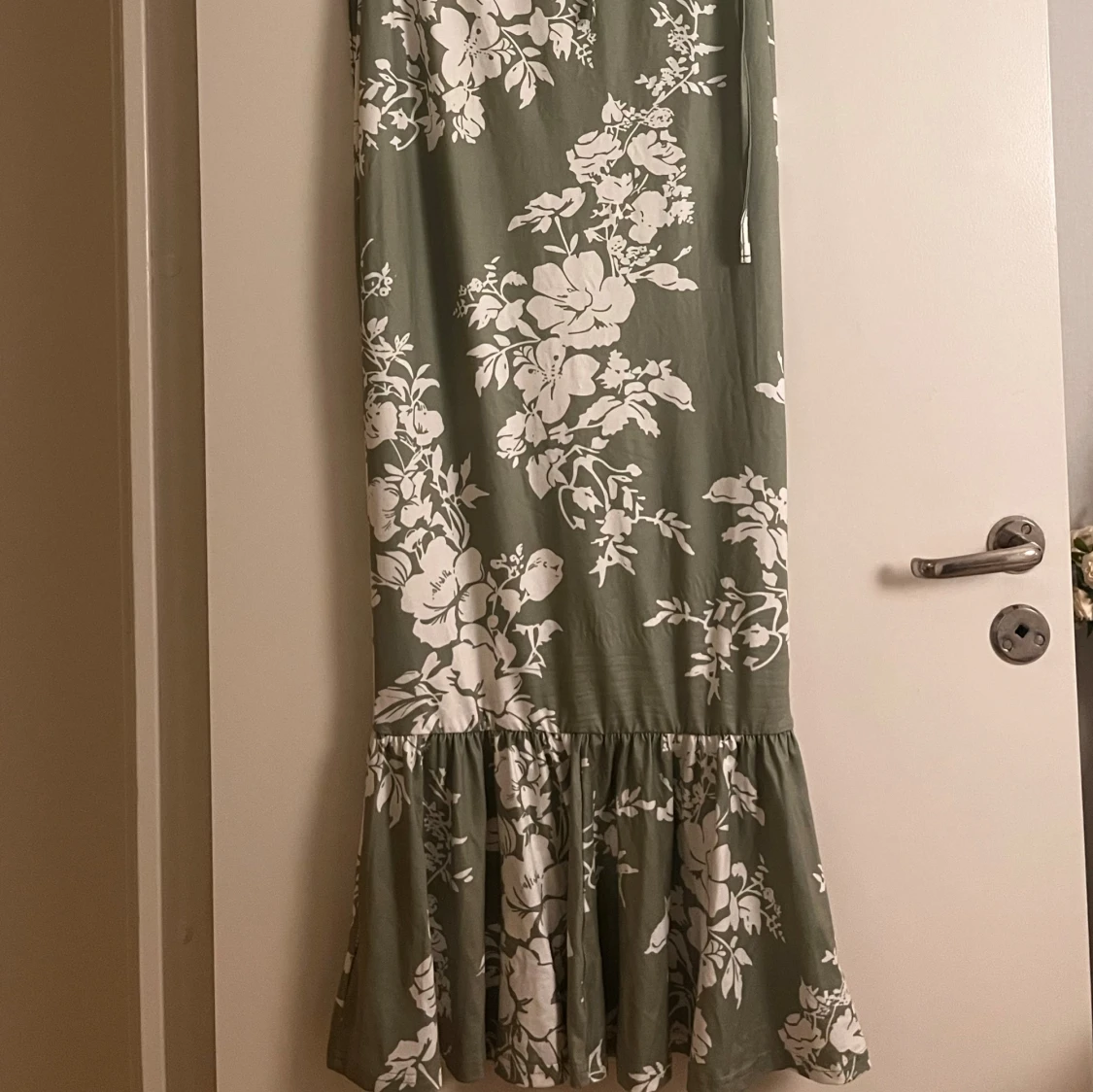 Grön blommig långklänning med volang - 3