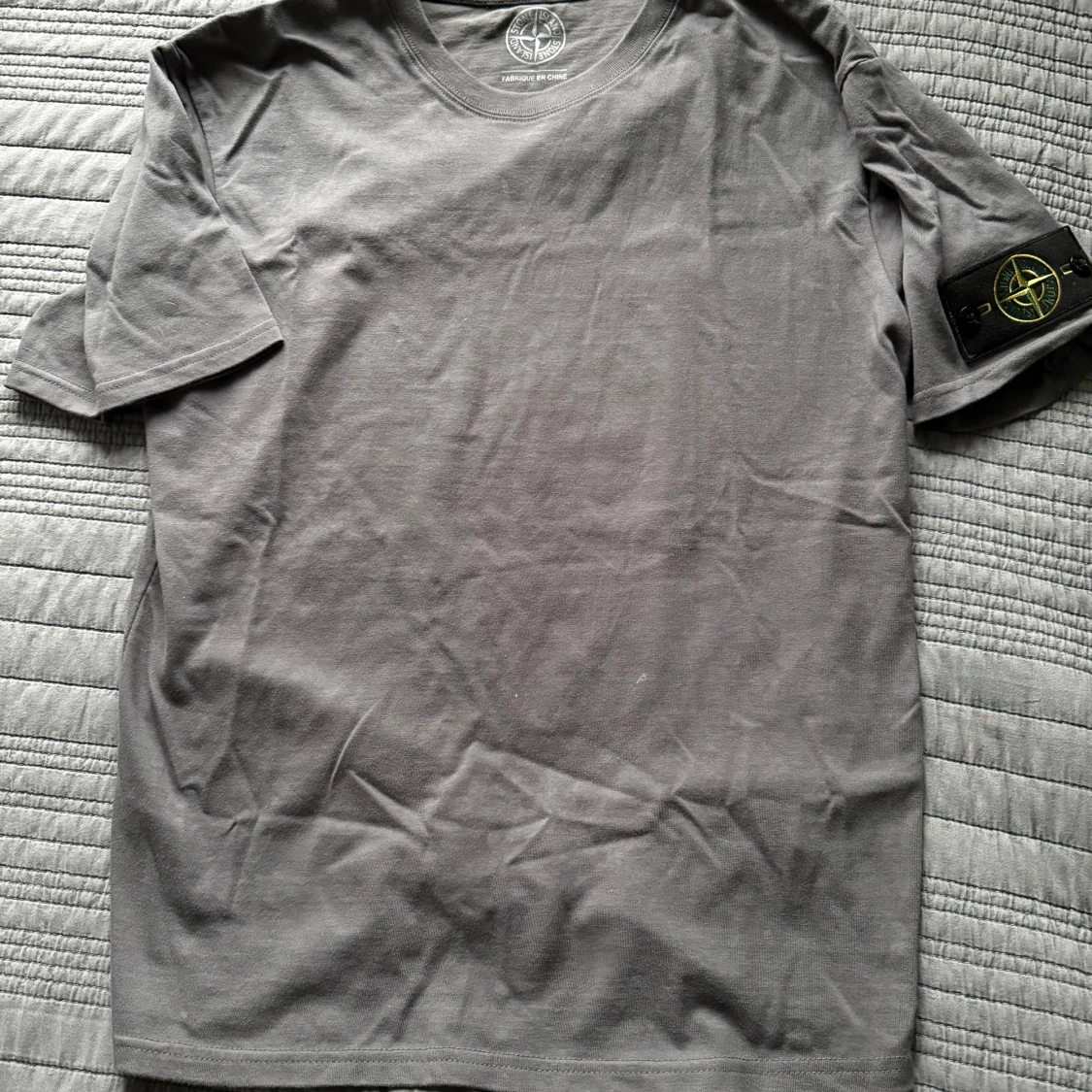 Grå T shirt