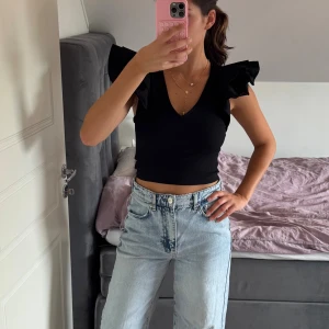 Ljusblå wide jeans från Gina Tricot - Säljer ett par ljusblå jeans från Gina Tricot med breda ben och hög midja. 