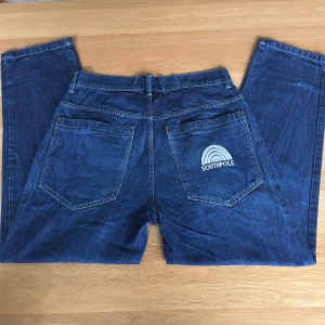 Southpole jeans - Ett par mörkblåa jeans från southpole, legat i garderoben i något år, i princip helt oanvända. Storlek 34.