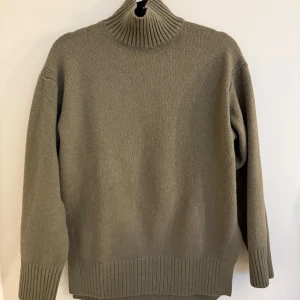 Stickad polotröja - Snygg stickad polotröja i en jättesnygg höstig färg.  Använd ett fåtal gånger💚