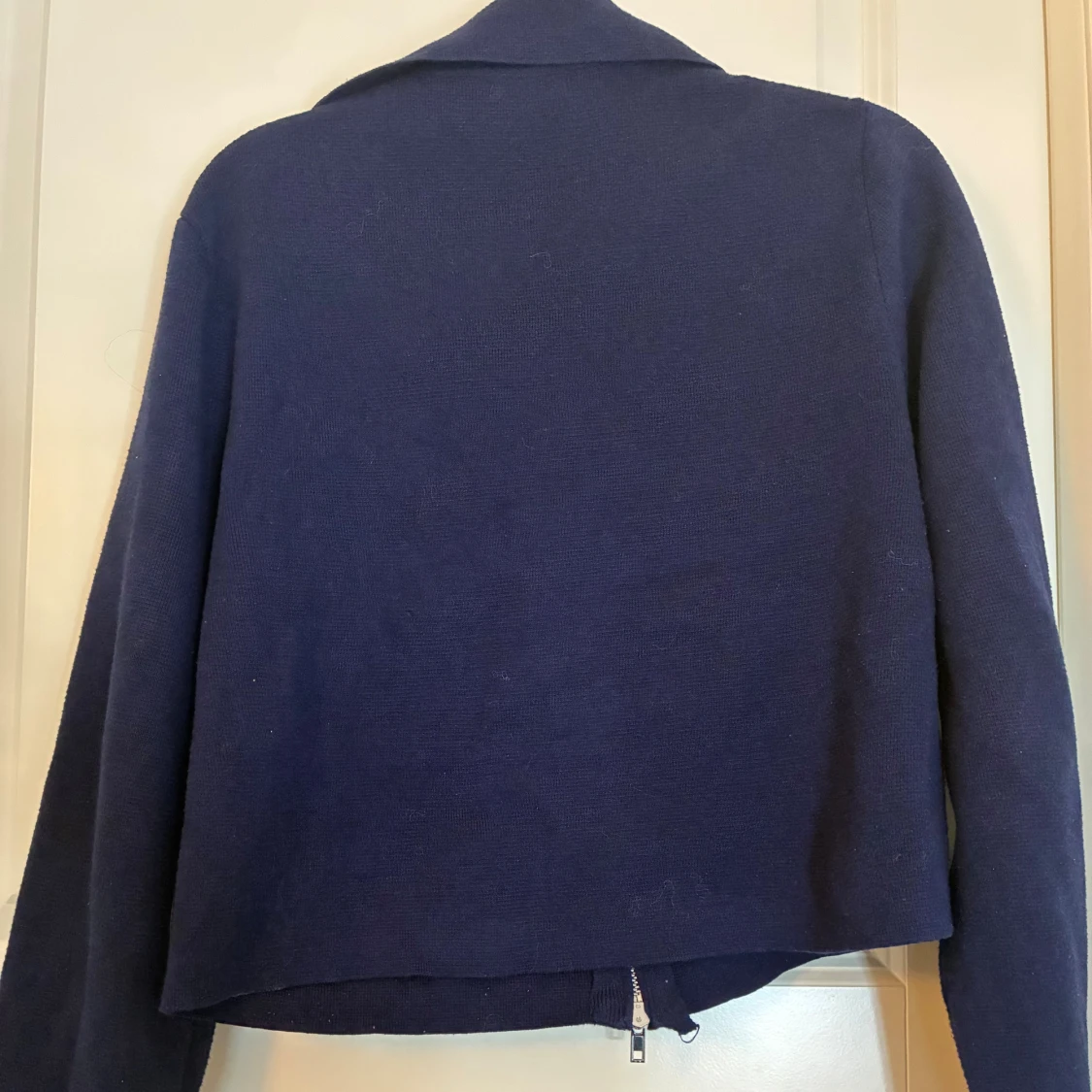 Mörkblå stickad jacka från Åhléns - 4